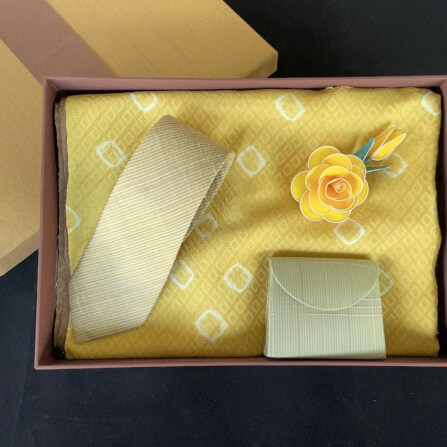 เซ็ตของขวัญผ้าไหมแท้ CHOBMAI SILK ผ้าไหมย้อมสไลด์สี ธีมสีเหลือง เซ็ต 4 ชิ้น (ผ้าคลุมไหล่ กระเป๋าสตางค์ เนกไท และเข็มกลัด)_2